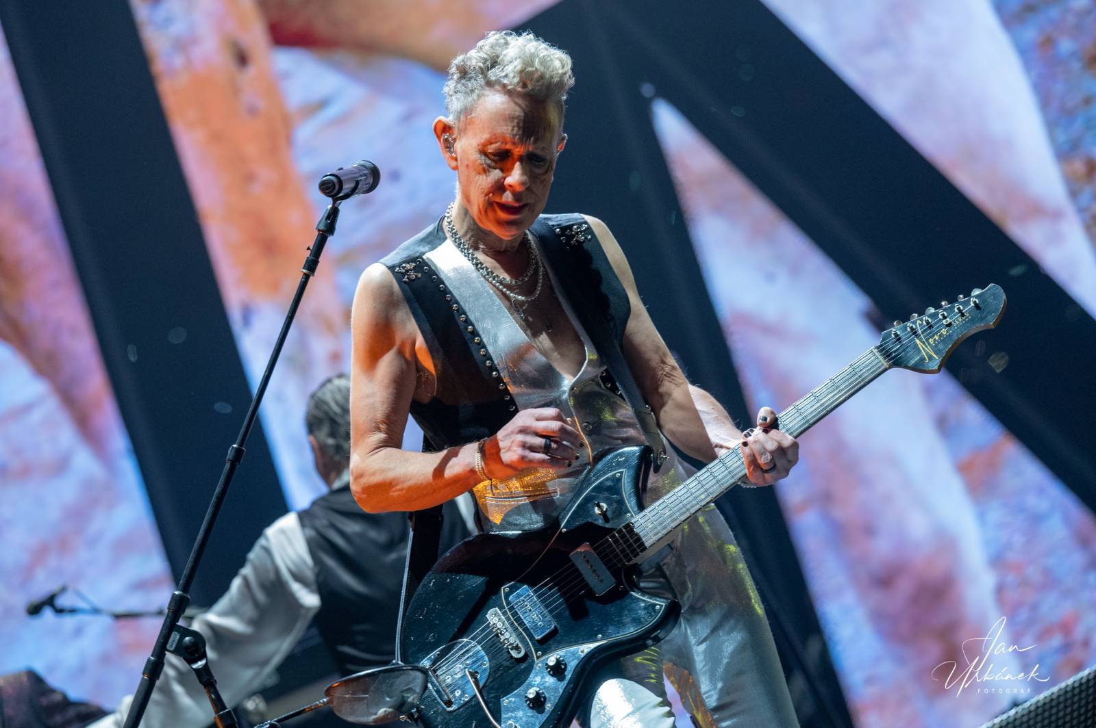 LIVE: Depeche Mode ovládli O2 arenu kontrastem mezi temnotou a barevností