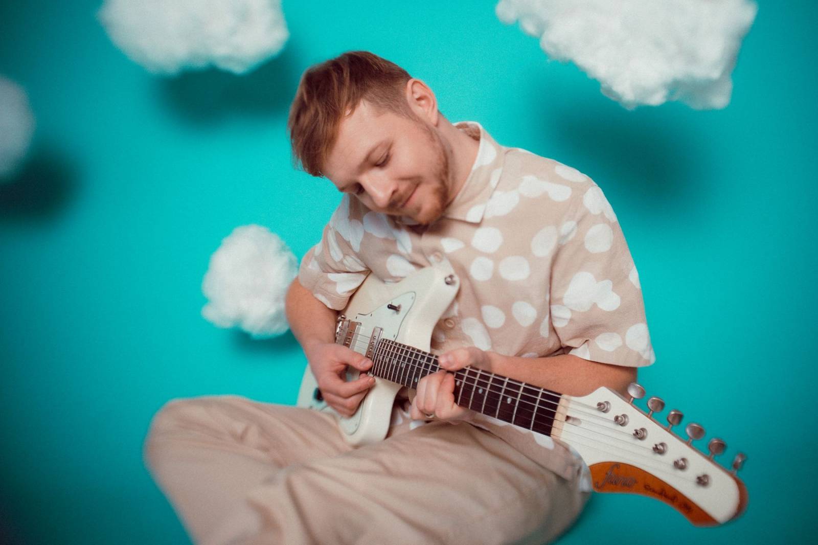 RECENZE: Thom Artway přesedlal na češtinu. Na Trhám mraky dokazuje, že je i v rodném jazyce schopným textařem