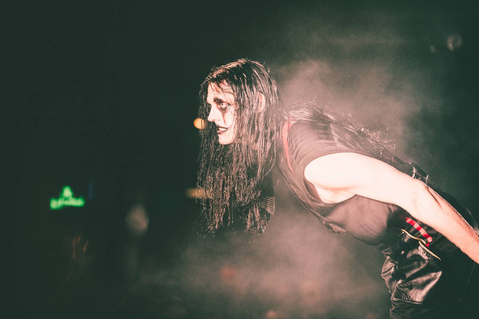 LIVE: Diktátoři, principálové i chovanci psychiatrické léčebny. Avatar v Praze rozjel svou freak show