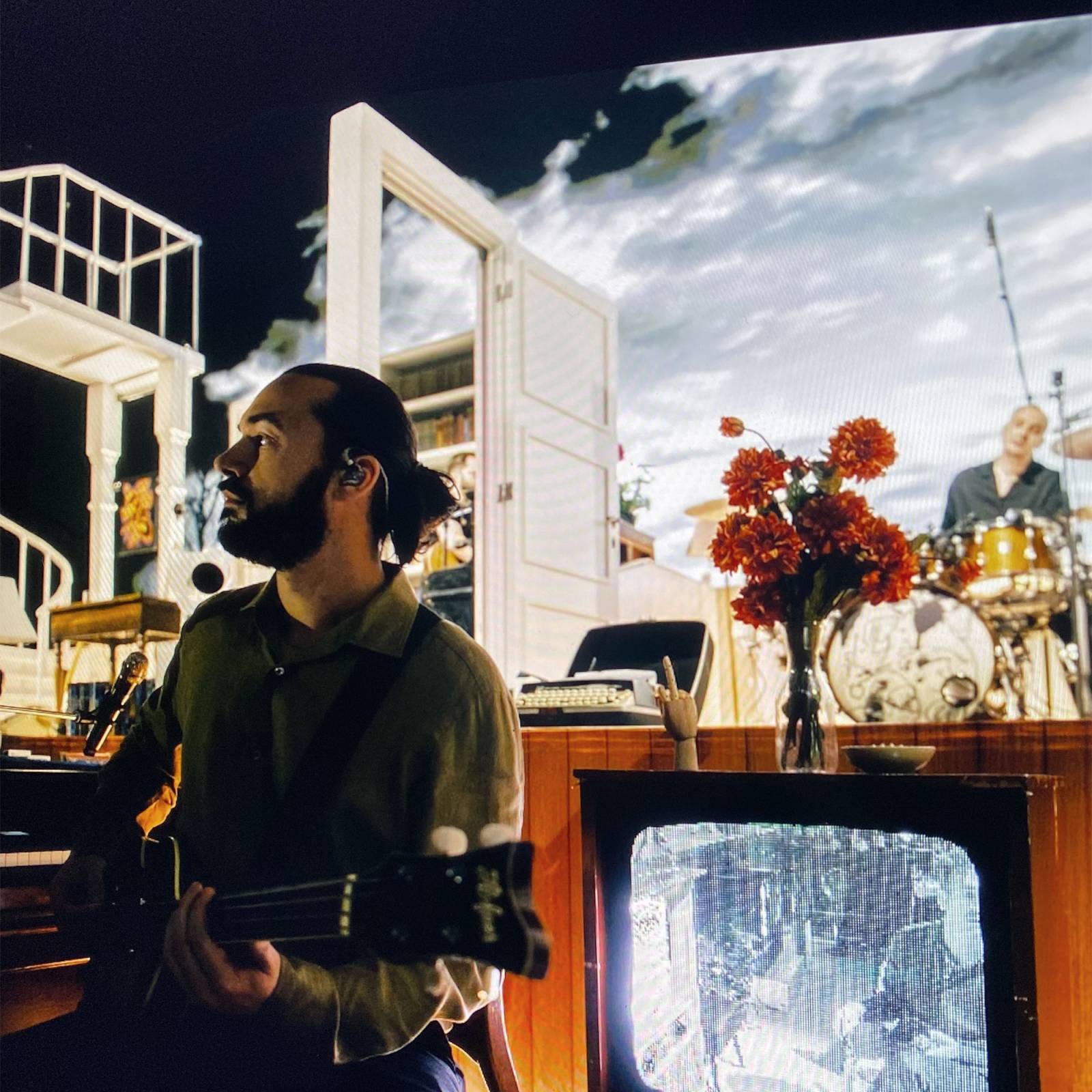 LIVE: The 1975 si podmanili Prahu. Zdánlivě opilý frontman daroval devítileté fanynce placatku