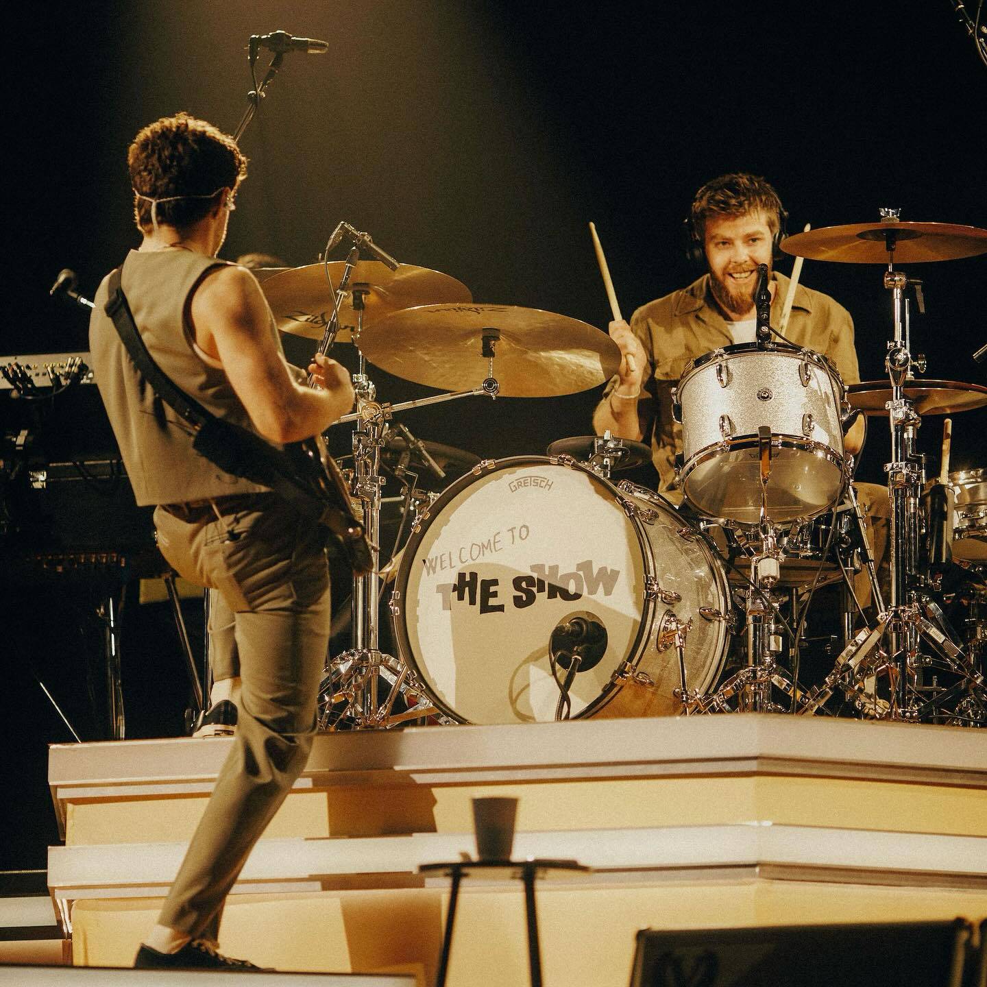 LIVE: Britskému miláčkovi Niallu Horanovi i přes technické problémy zobaly fanynky z ruky 