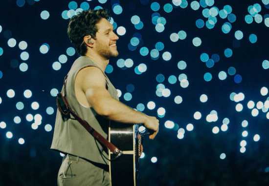 LIVE: Britskému miláčkovi Niallu Horanovi i přes technické problémy zobaly fanynky z ruky 