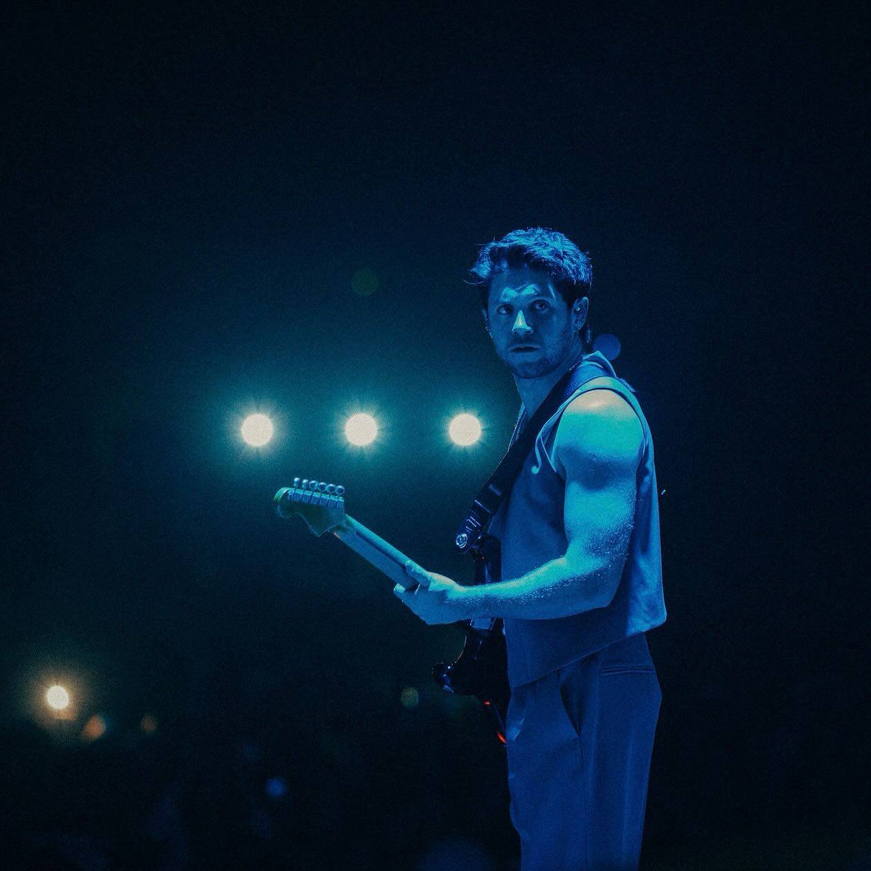 LIVE: Britskému miláčkovi Niallu Horanovi i přes technické problémy zobaly fanynky z ruky 