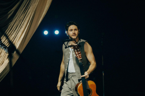 LIVE: Britskému miláčkovi Niallu Horanovi i přes technické problémy zobaly fanynky z ruky 