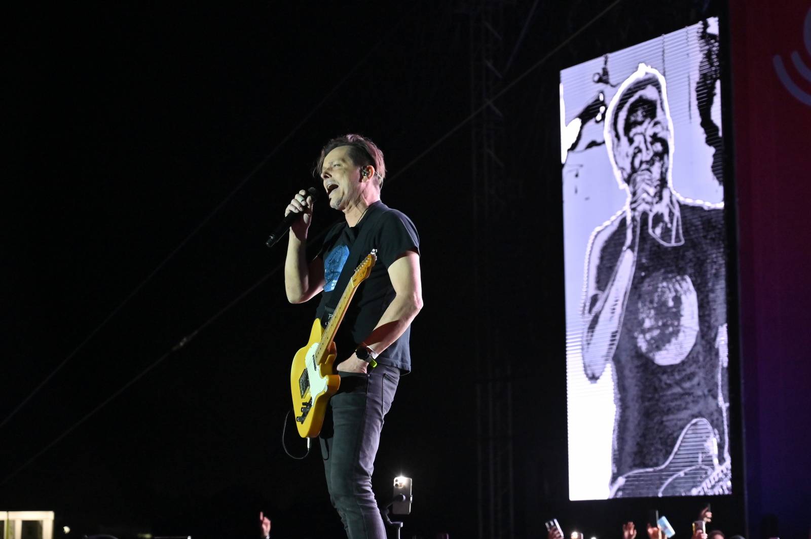 LIVE: Majáles se přesunul do Prahy. Písně Chinaski, Ewy Farne i Calina si zpívalo padesát tisíc lidí