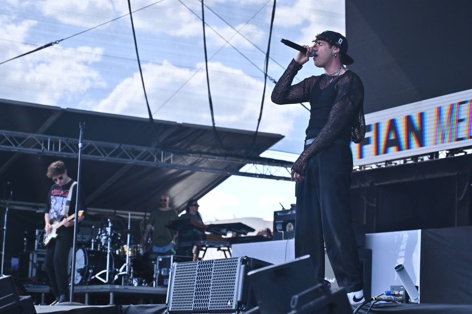 LIVE: Majáles se přesunul do Prahy. Písně Chinaski, Ewy Farne i Calina si zpívalo padesát tisíc lidí