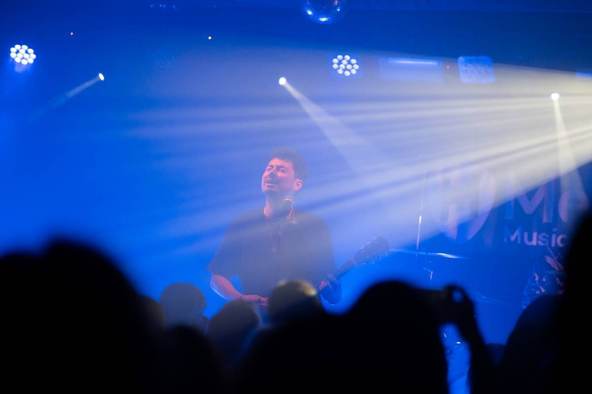 LIVE: Mirai v nacpaném Rock Café pokřtili v potu fanoušků novou desku 