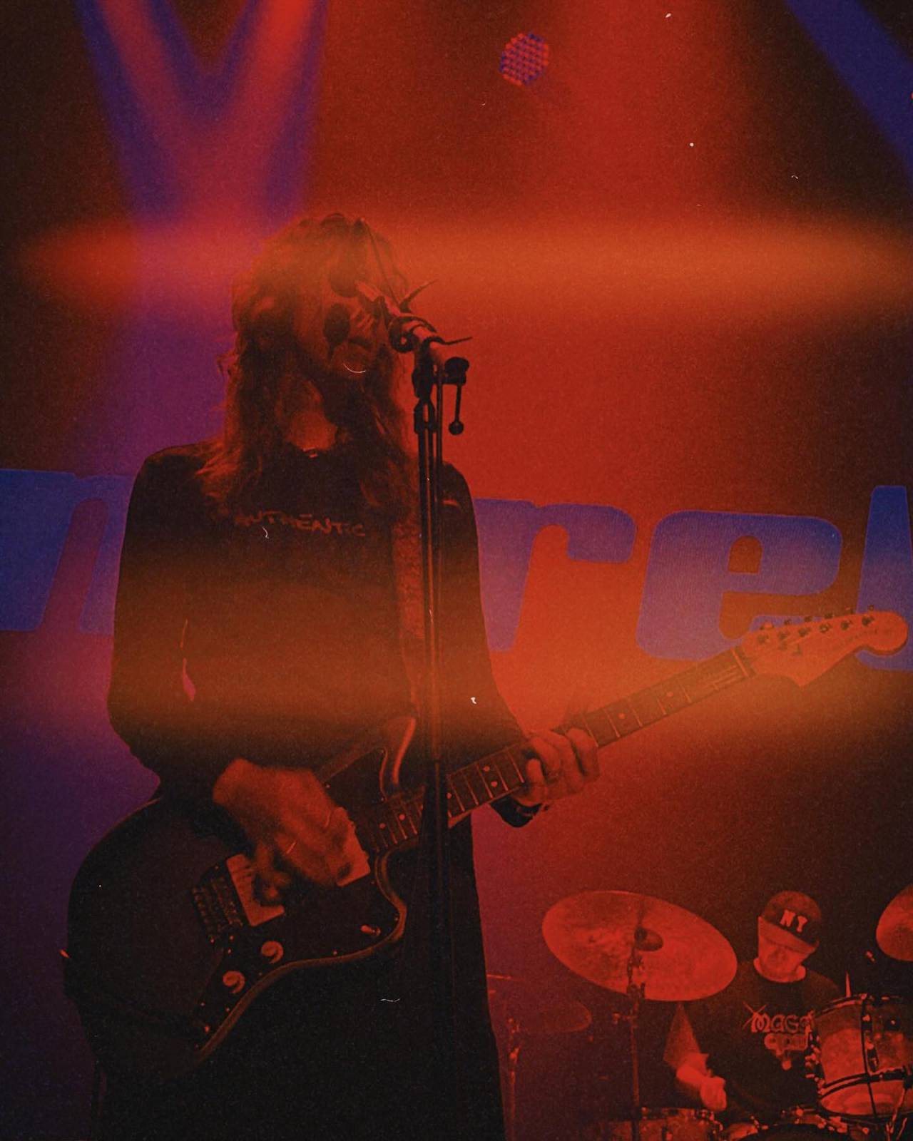 LIVE: John Lennon jednadvacátého století. David Žbirka a Sunnbrella ohromili pražský Palác Akropolis