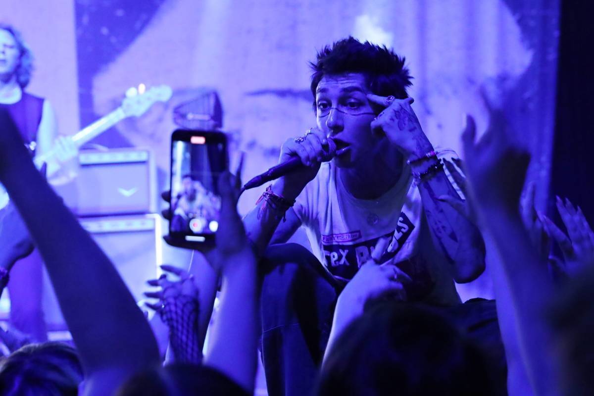 LIVE: Frontman Palaye Royale se v Brně před fanynkami plazil po čtyřech, koncert zakončil pouze v sukni