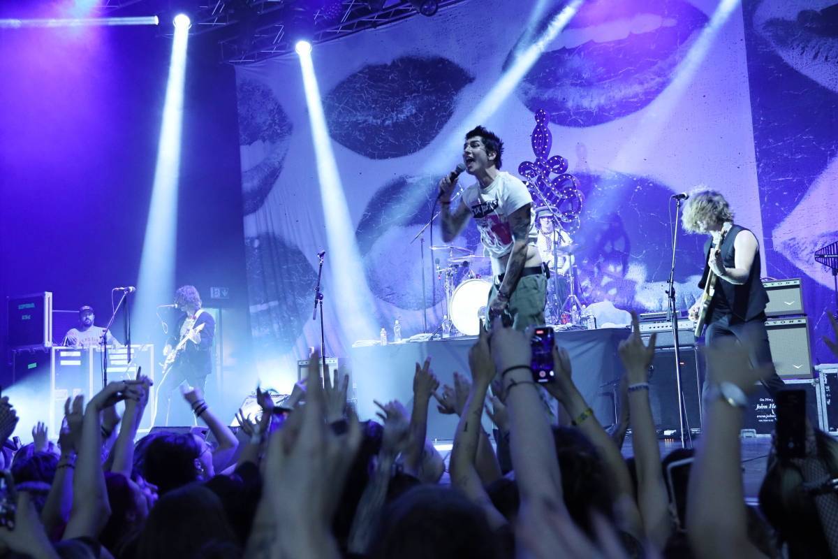 LIVE: Frontman Palaye Royale se v Brně před fanynkami plazil po čtyřech, koncert zakončil pouze v sukni