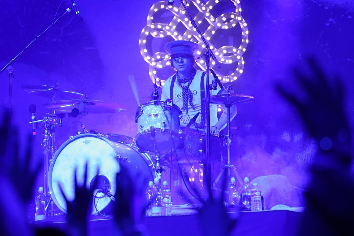 LIVE: Frontman Palaye Royale se v Brně před fanynkami plazil po čtyřech, koncert zakončil pouze v sukni