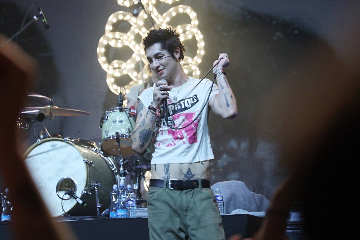 LIVE: Frontman Palaye Royale se v Brně před fanynkami plazil po čtyřech, koncert zakončil pouze v sukni