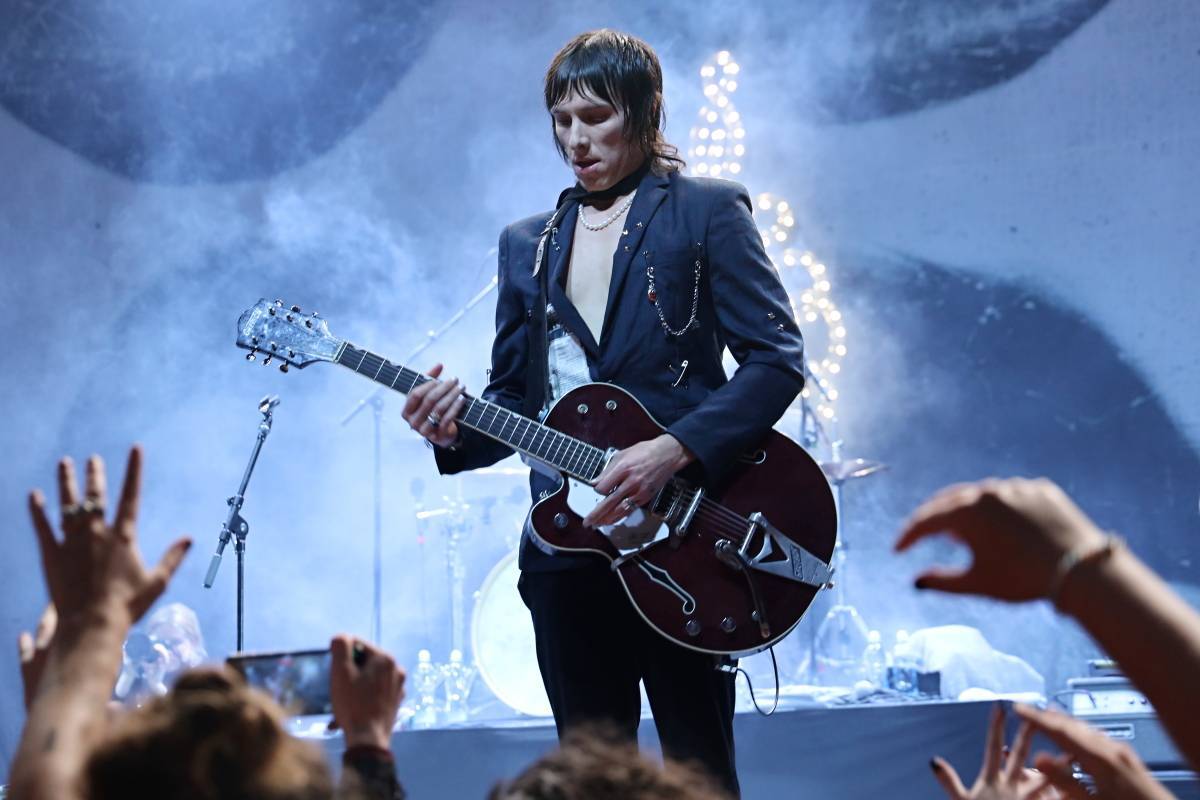 LIVE: Frontman Palaye Royale se v Brně před fanynkami plazil po čtyřech, koncert zakončil pouze v sukni