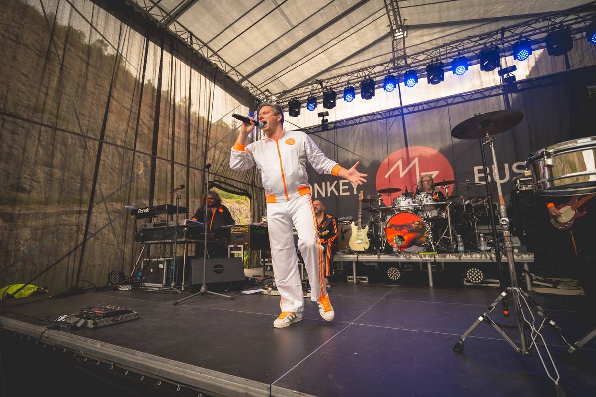 LIVE: Monkey Business v lomu Velká Amerika roztančili fanoušky mezi skalními masivy