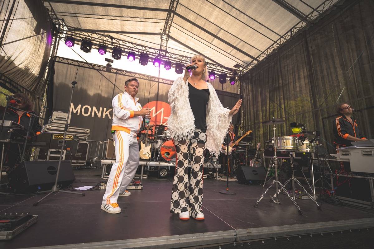 LIVE: Monkey Business v lomu Velká Amerika roztančili fanoušky mezi skalními masivy