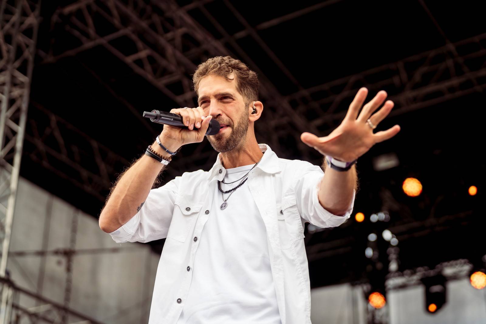 LIVE: Naposled spolu. Lucie se na hradě Rožmberk loučila s Davidem Kollerem, zahráli i Chinaski, Jelen a Horkýže Slíže