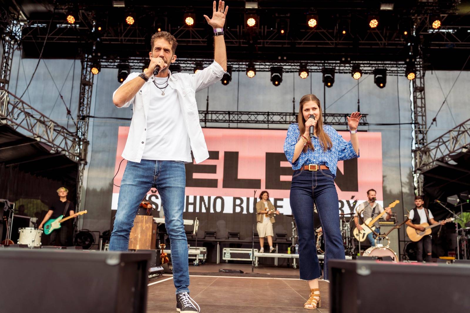 LIVE: Naposled spolu. Lucie se na hradě Rožmberk loučila s Davidem Kollerem, zahráli i Chinaski, Jelen a Horkýže Slíže
