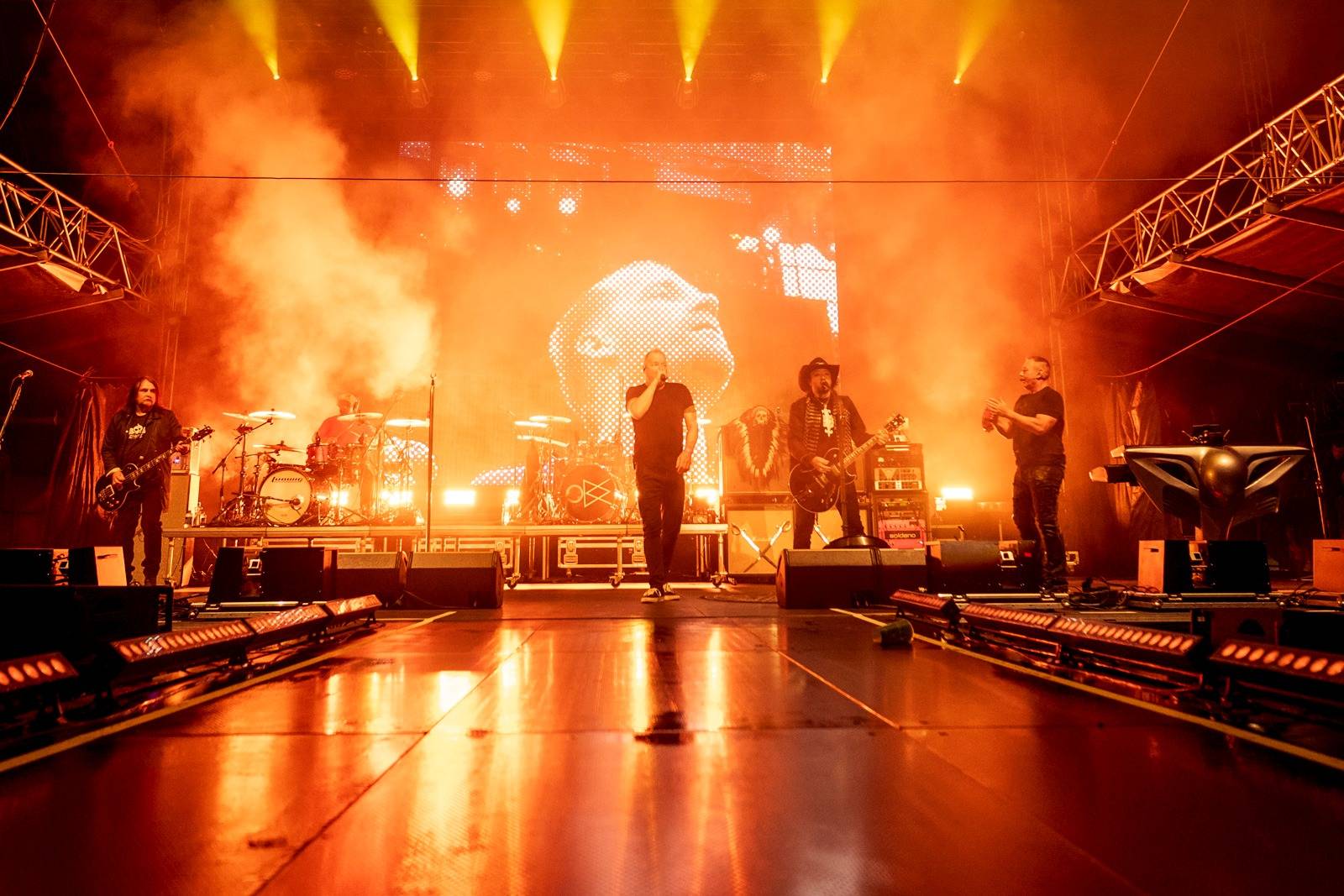 LIVE: Naposled spolu. Lucie se na hradě Rožmberk loučila s Davidem Kollerem, zahráli i Chinaski, Jelen a Horkýže Slíže