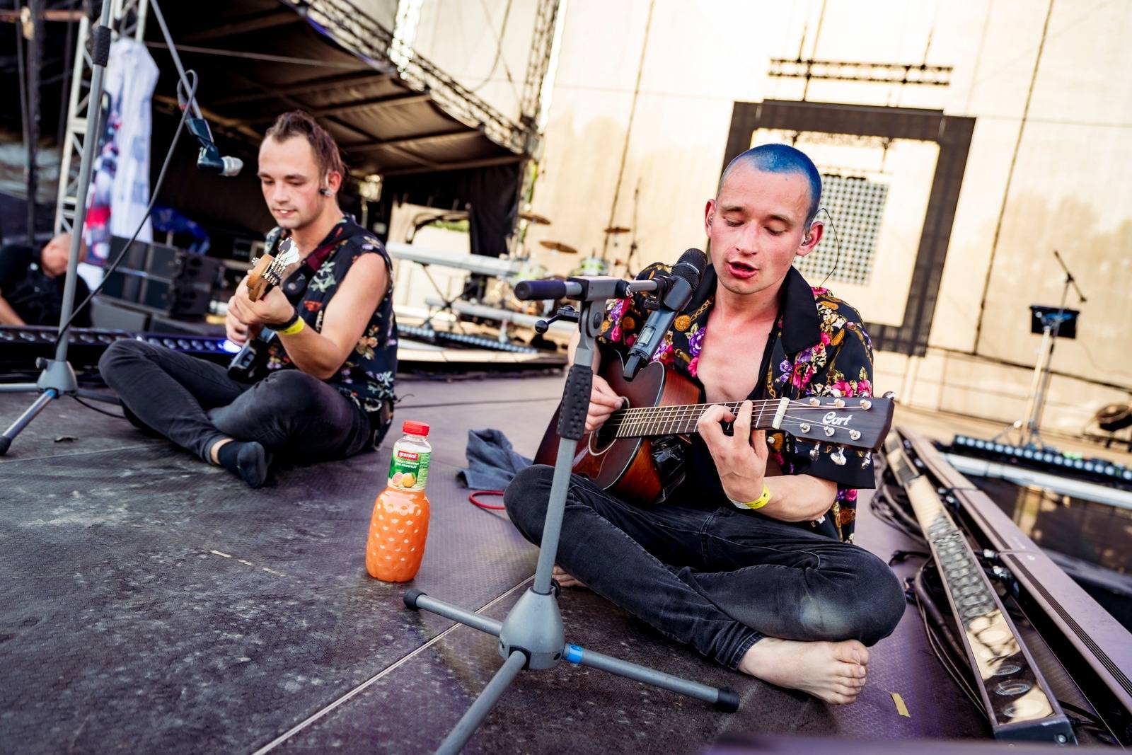 LIVE: Hrady CZ se přesunuly na Bouzov. Robert Kodym vhodil do publika kytaru, Marcell si střihl cover hitu Vladimíra Mišíka