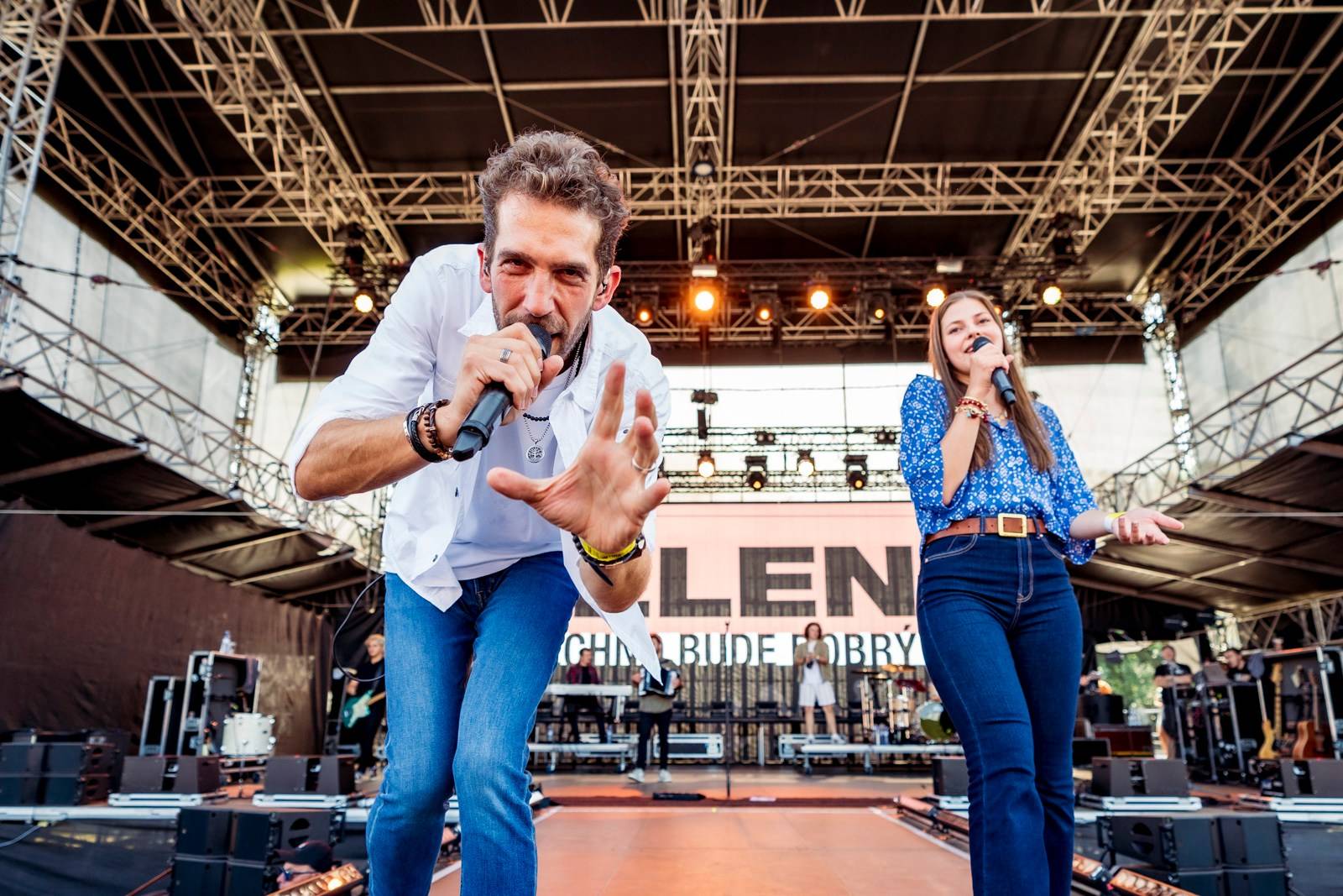 LIVE: Hrady CZ se přesunuly na Bouzov. Robert Kodym vhodil do publika kytaru, Marcell si střihl cover hitu Vladimíra Mišíka