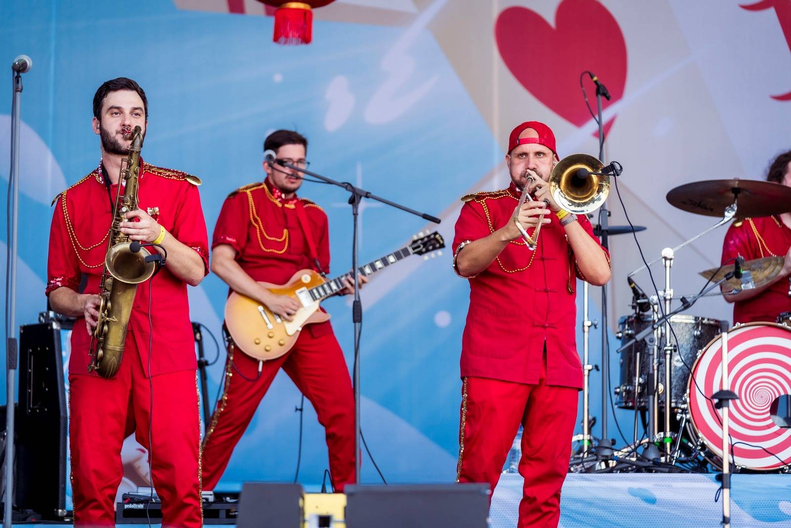 LIVE: Hrady CZ se přesunuly na Bouzov. Robert Kodym vhodil do publika kytaru, Marcell si střihl cover hitu Vladimíra Mišíka