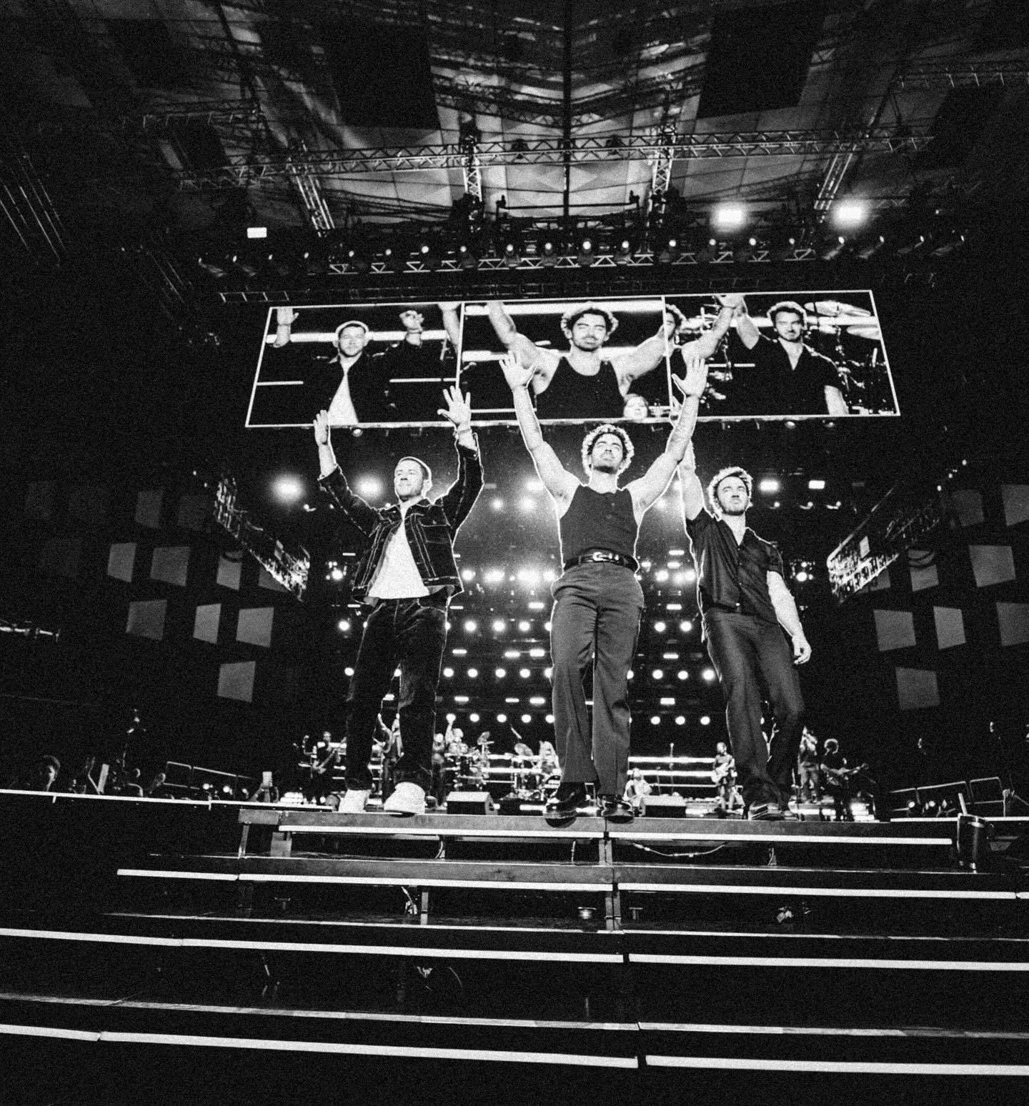 LIVE: Jonas Brothers vzali Vídeň zpátky do minulosti, neopomněli ale ani své současné hity