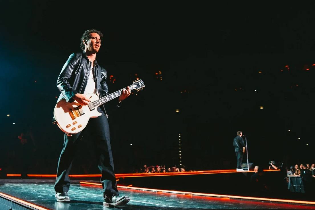 LIVE: Jak laserové ukazovátko v O2 areně málem předčasně ukončilo fantastickou premiéru Jonas Brothers