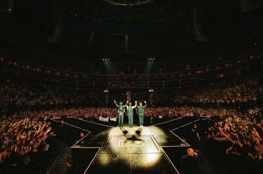 LIVE: Jak laserové ukazovátko v O2 areně málem předčasně ukončilo fantastickou premiéru Jonas Brothers