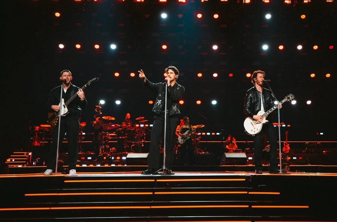 LIVE: Jak laserové ukazovátko v O2 areně málem předčasně ukončilo fantastickou premiéru Jonas Brothers