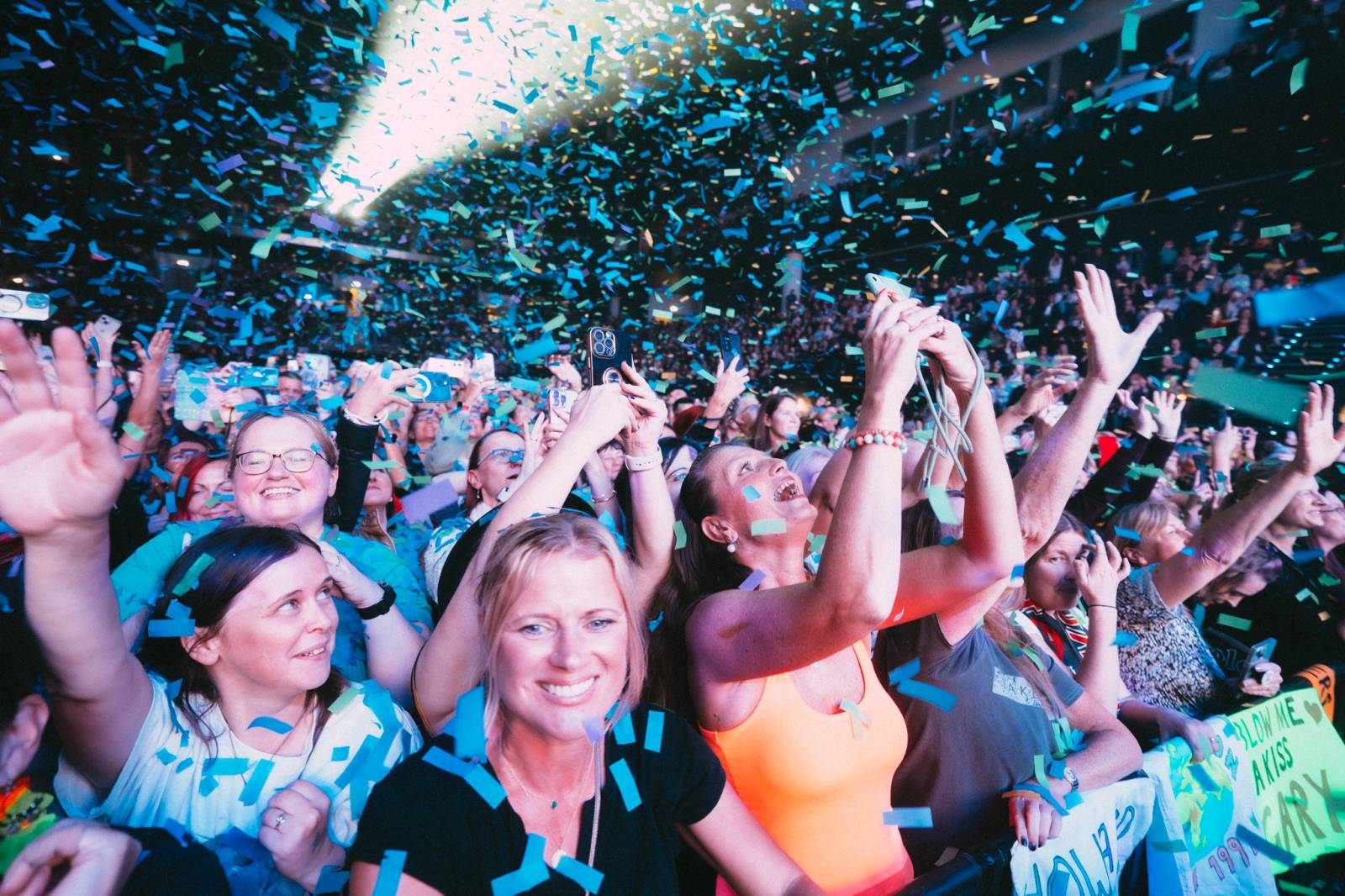 LIVE: Take That v Česku: Vzpomínky na Robbieho, pivo a retro tanečky