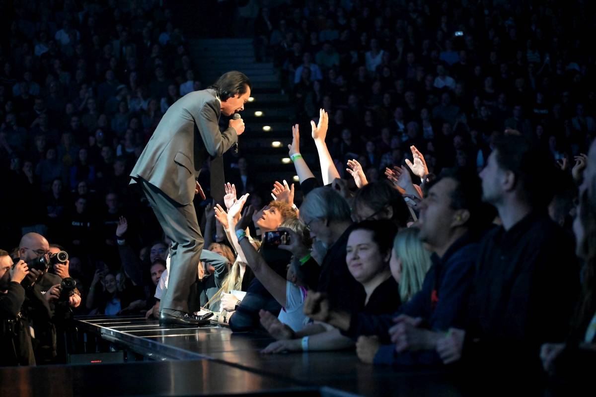 LIVE: Nick Cave byl ve vyprodané O2 areně famózní, sršel energií i dojímal