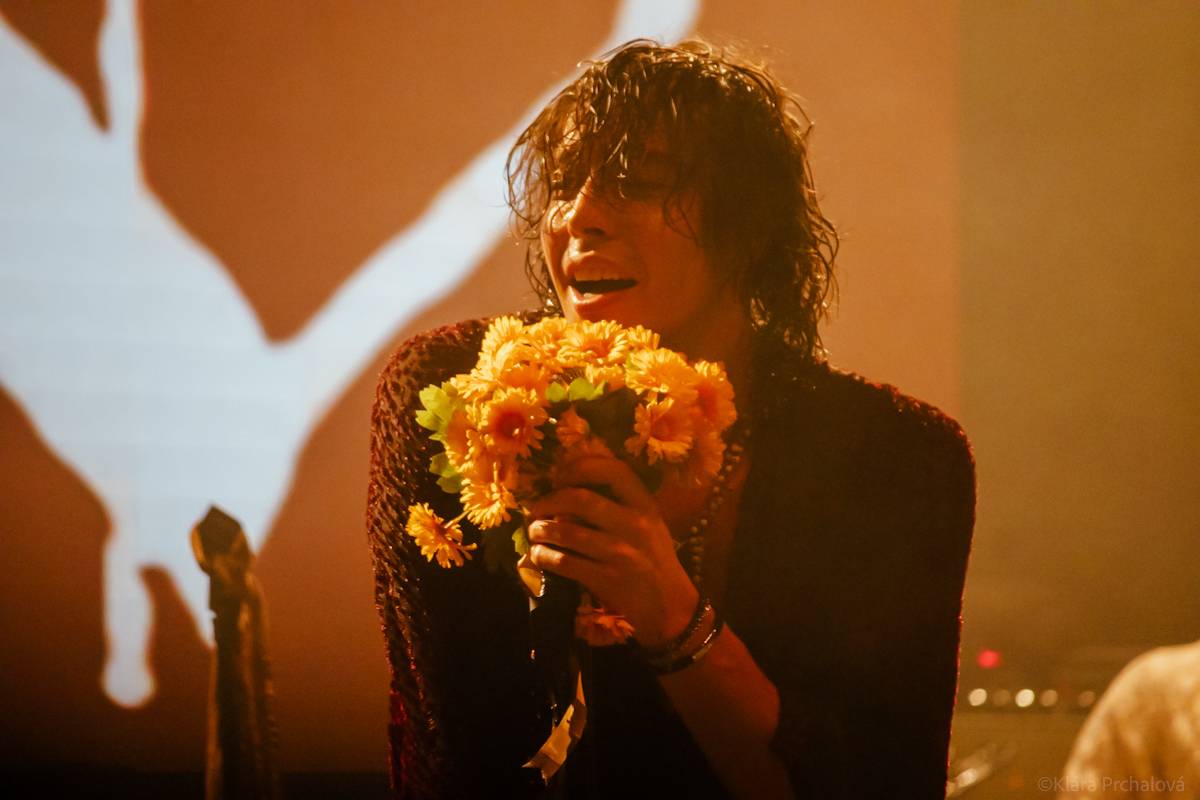 LIVE: Vyprodaný Lucerna Music Bar rozpálili britští rockeři The Struts a Barns Courtney
