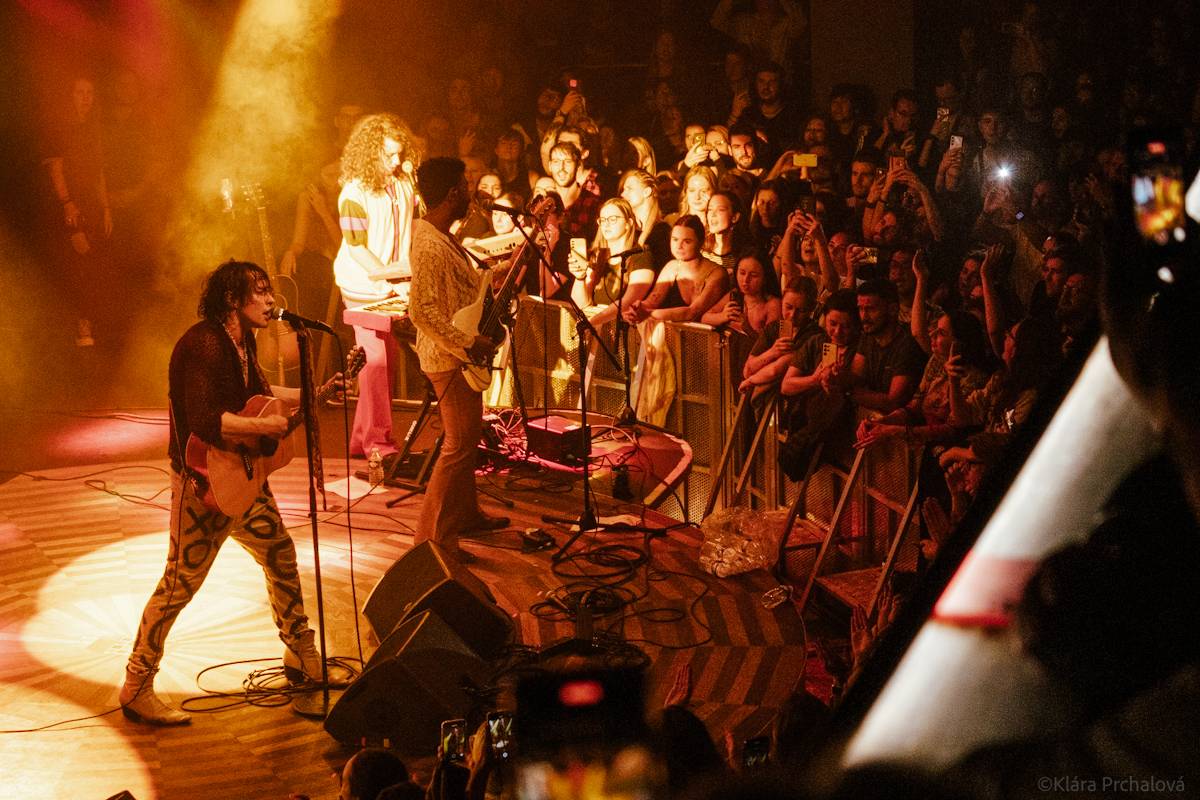 LIVE: Vyprodaný Lucerna Music Bar rozpálili britští rockeři The Struts a Barns Courtney