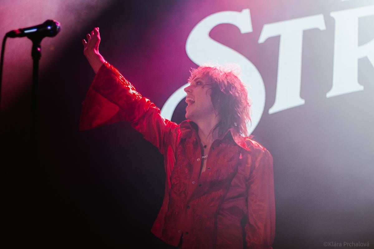 LIVE: Vyprodaný Lucerna Music Bar rozpálili britští rockeři The Struts a Barns Courtney
