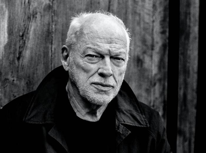 RECENZE: David Gilmour na desce Luck and Strange exceluje. Zpívá s dcerou a většinu textů mu napsala manželka 
