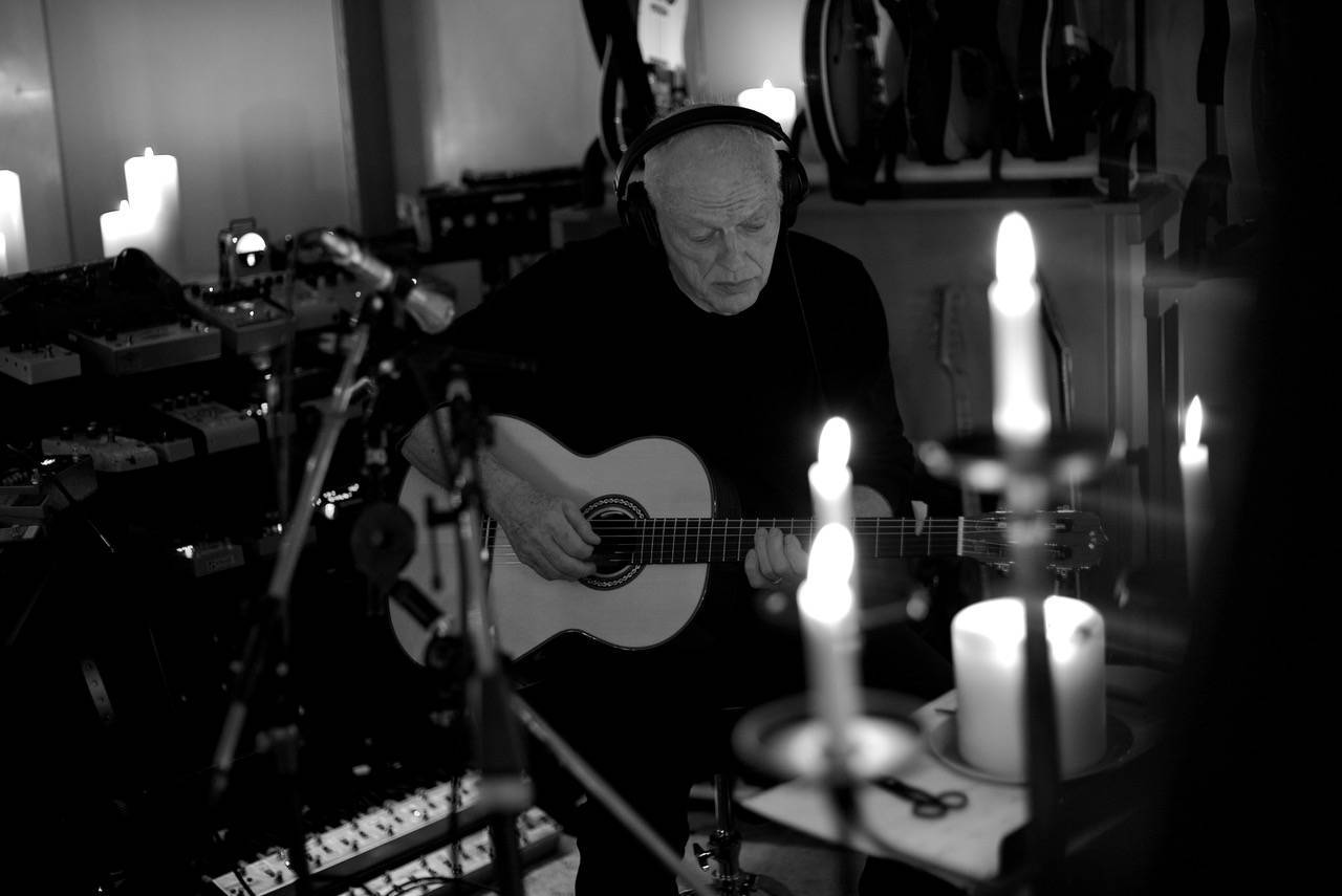 RECENZE: David Gilmour na desce Luck and Strange exceluje. Zpívá s dcerou a většinu textů mu napsala manželka 