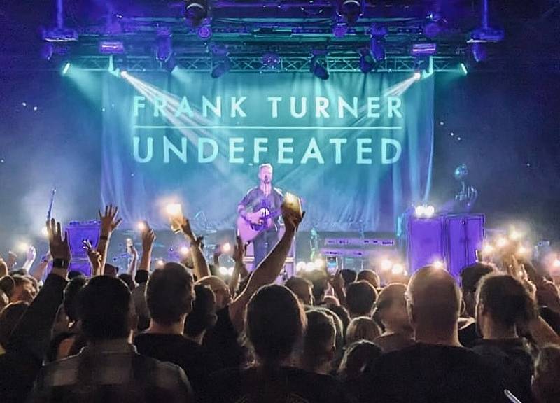 LIVE: Frank Turner přivezl do Roxy novou desku. Propotil košili a několikrát dojal svojí upřímností