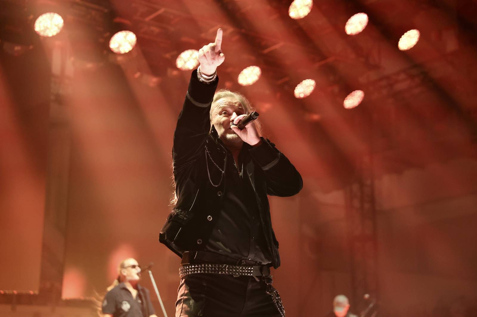 LIVE: Ohně, dým a lasery. Kabát přiložil pod kotel i v Hradci Králové