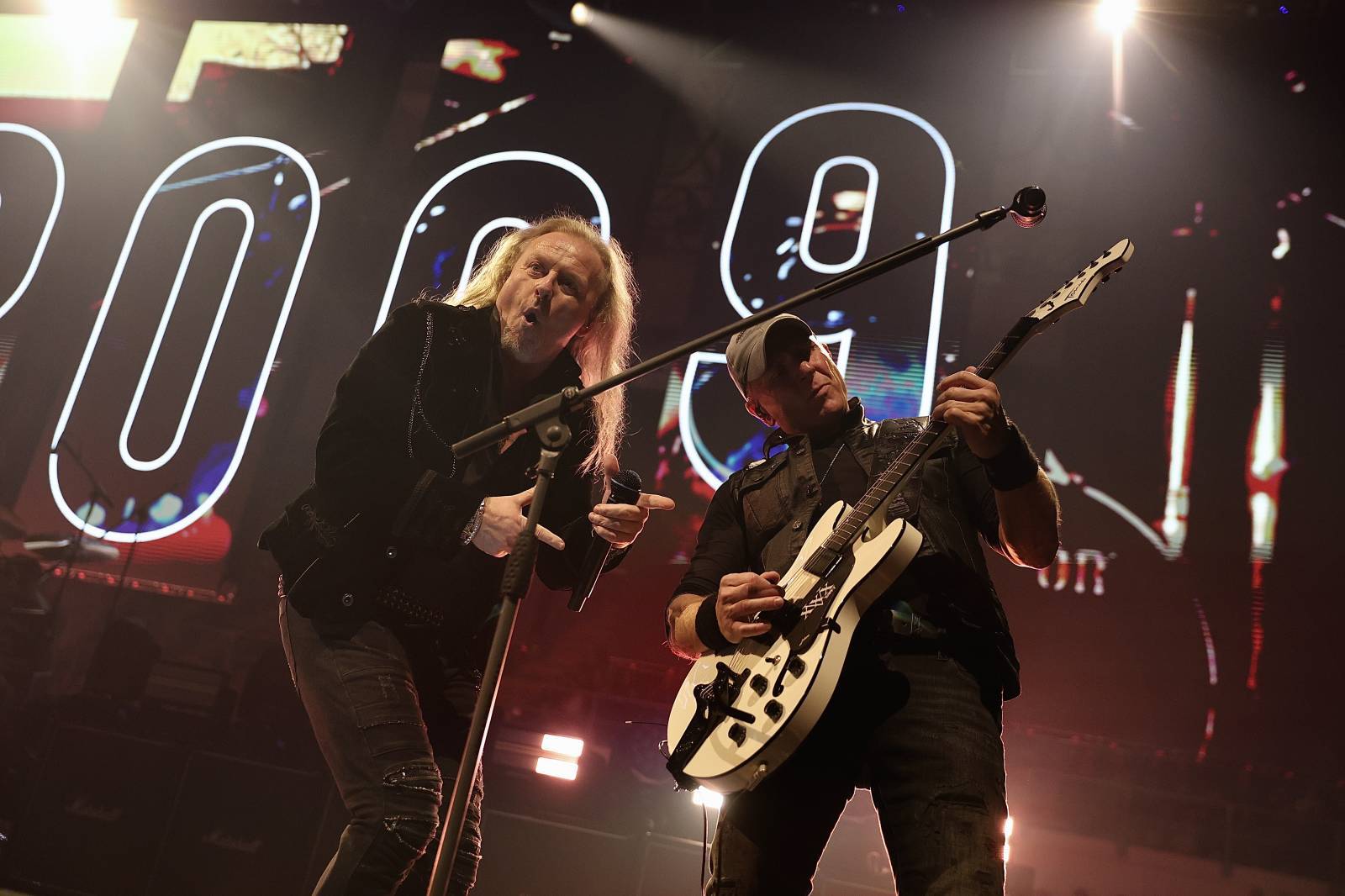 LIVE: Ohně, dým a lasery. Kabát přiložil pod kotel i v Hradci Králové