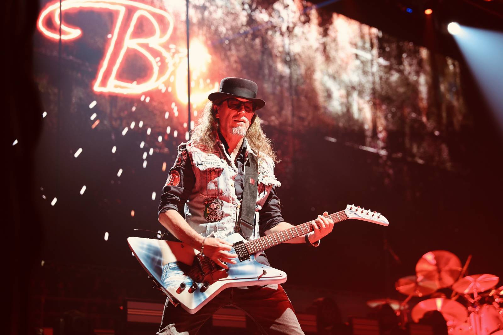 LIVE: Ohně, dým a lasery. Kabát přiložil pod kotel i v Hradci Králové