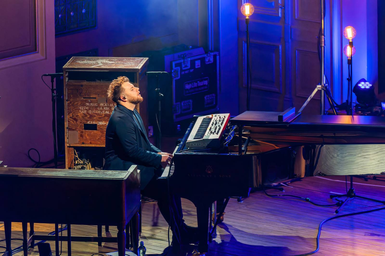 LIVE: Písně Karla Kryla vyprodaly pražské Rudolfinum. Na Prague Sounds mu vzdali hold David Koller a Richard Müller