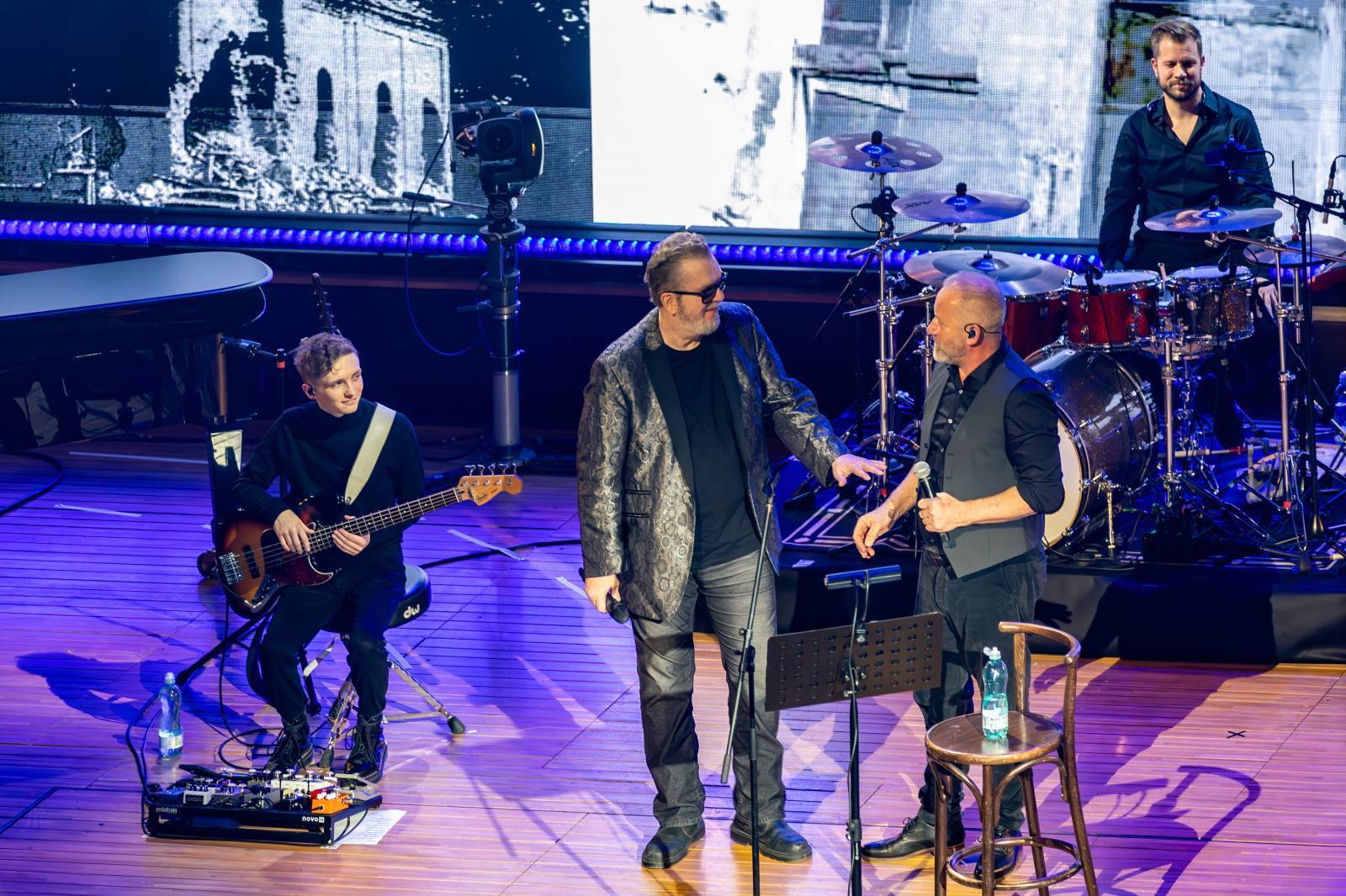 LIVE: Písně Karla Kryla vyprodaly pražské Rudolfinum. Na Prague Sounds mu vzdali hold David Koller a Richard Müller