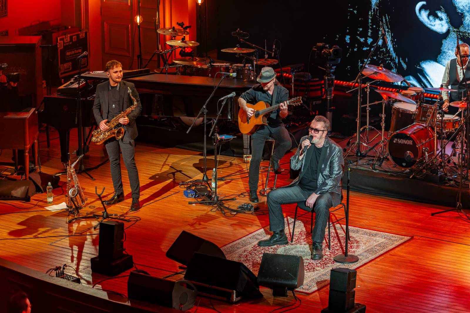 LIVE: Písně Karla Kryla vyprodaly pražské Rudolfinum. Na Prague Sounds mu vzdali hold David Koller a Richard Müller