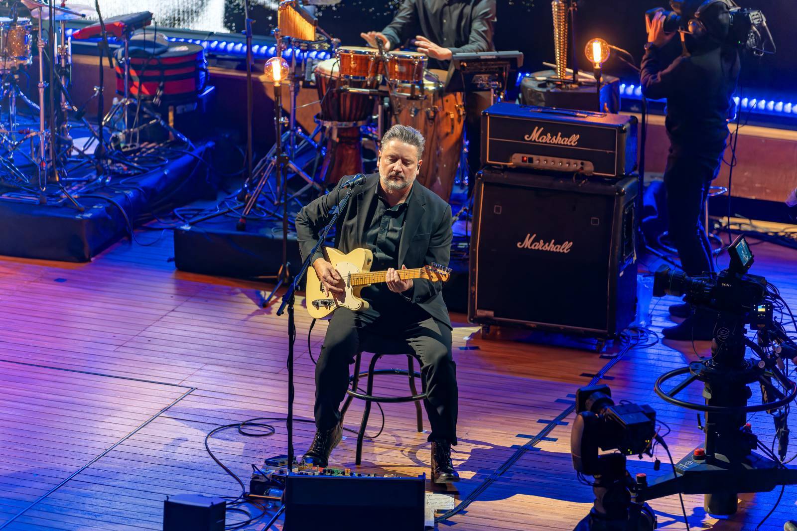 LIVE: Písně Karla Kryla vyprodaly pražské Rudolfinum. Na Prague Sounds mu vzdali hold David Koller a Richard Müller