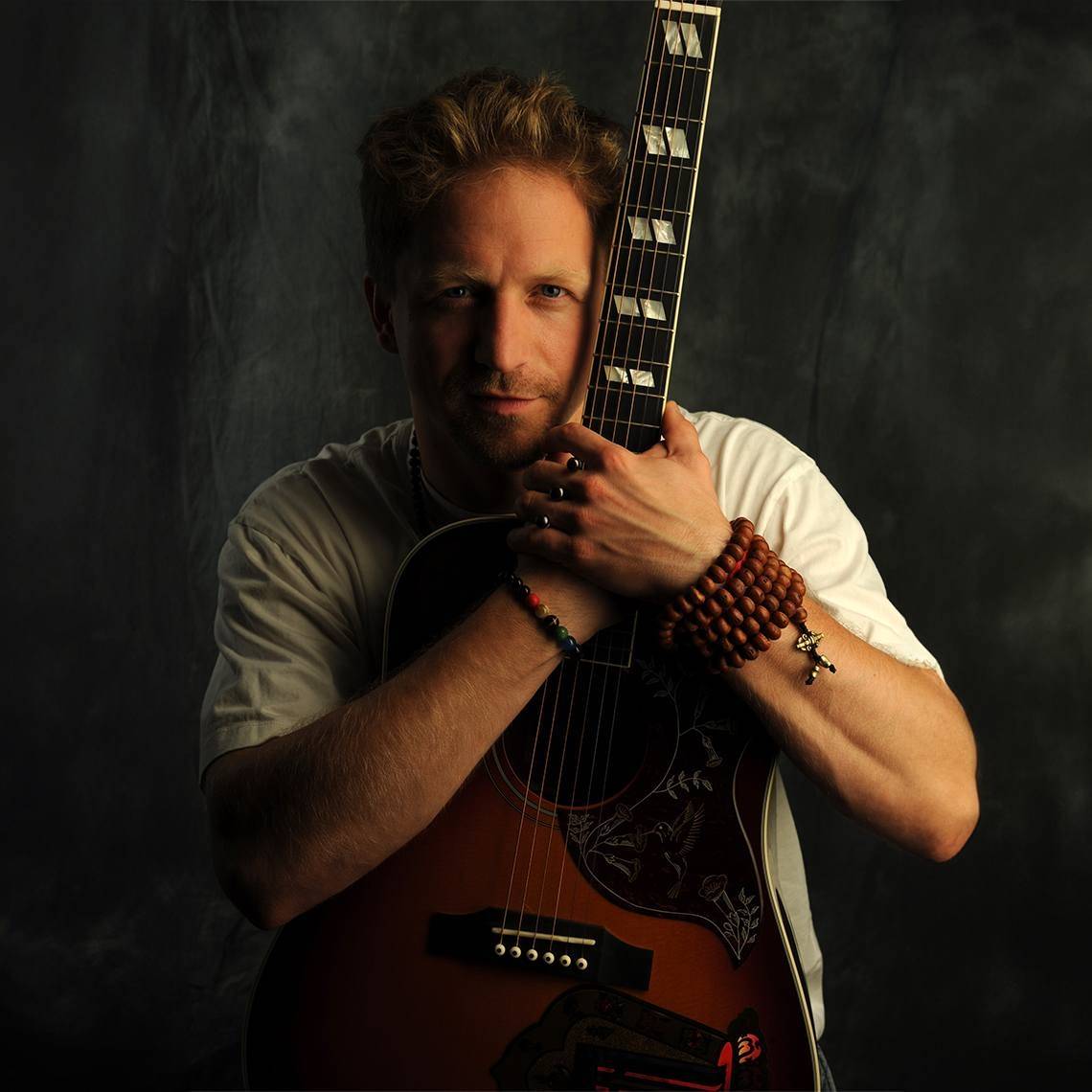 RECENZE: Tomáš Klus se na Tady to máš vrací k písničkářství, albu nechybí humor ani láska