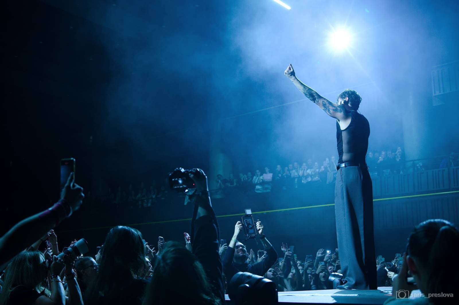 LIVE: Omdlévající fanynky i ohlušující řev. Sofian Medjmedj rozzářil Forum Karlín