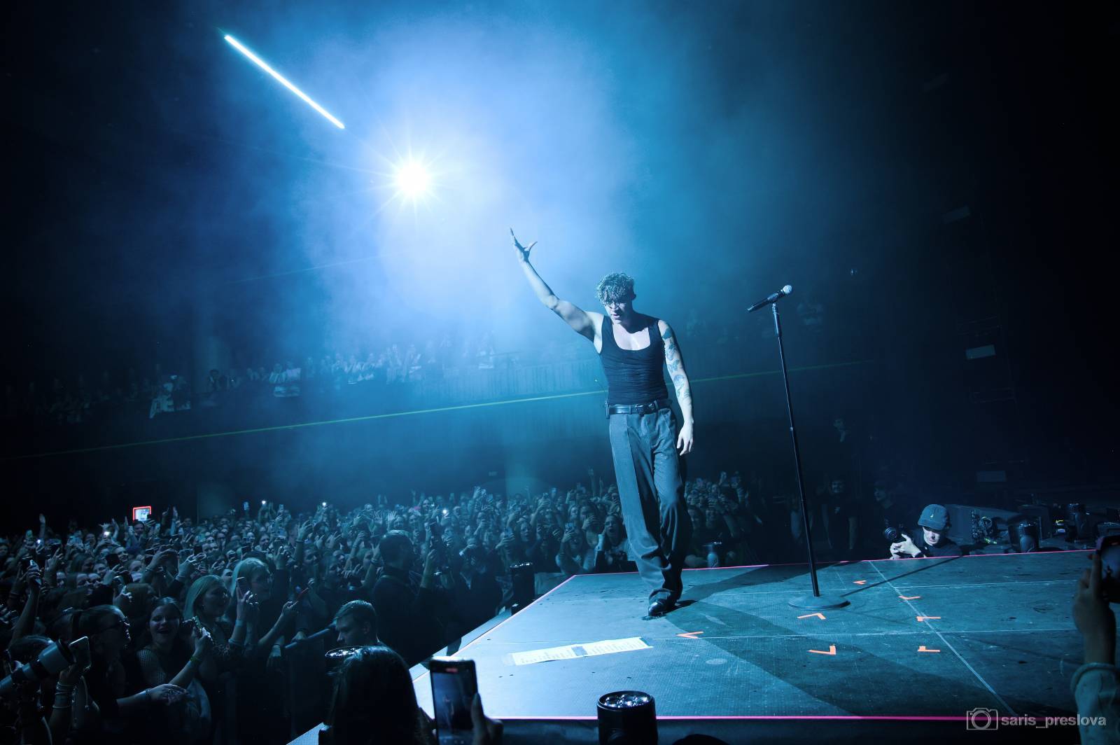 LIVE: Omdlévající fanynky i ohlušující řev. Sofian Medjmedj rozzářil Forum Karlín