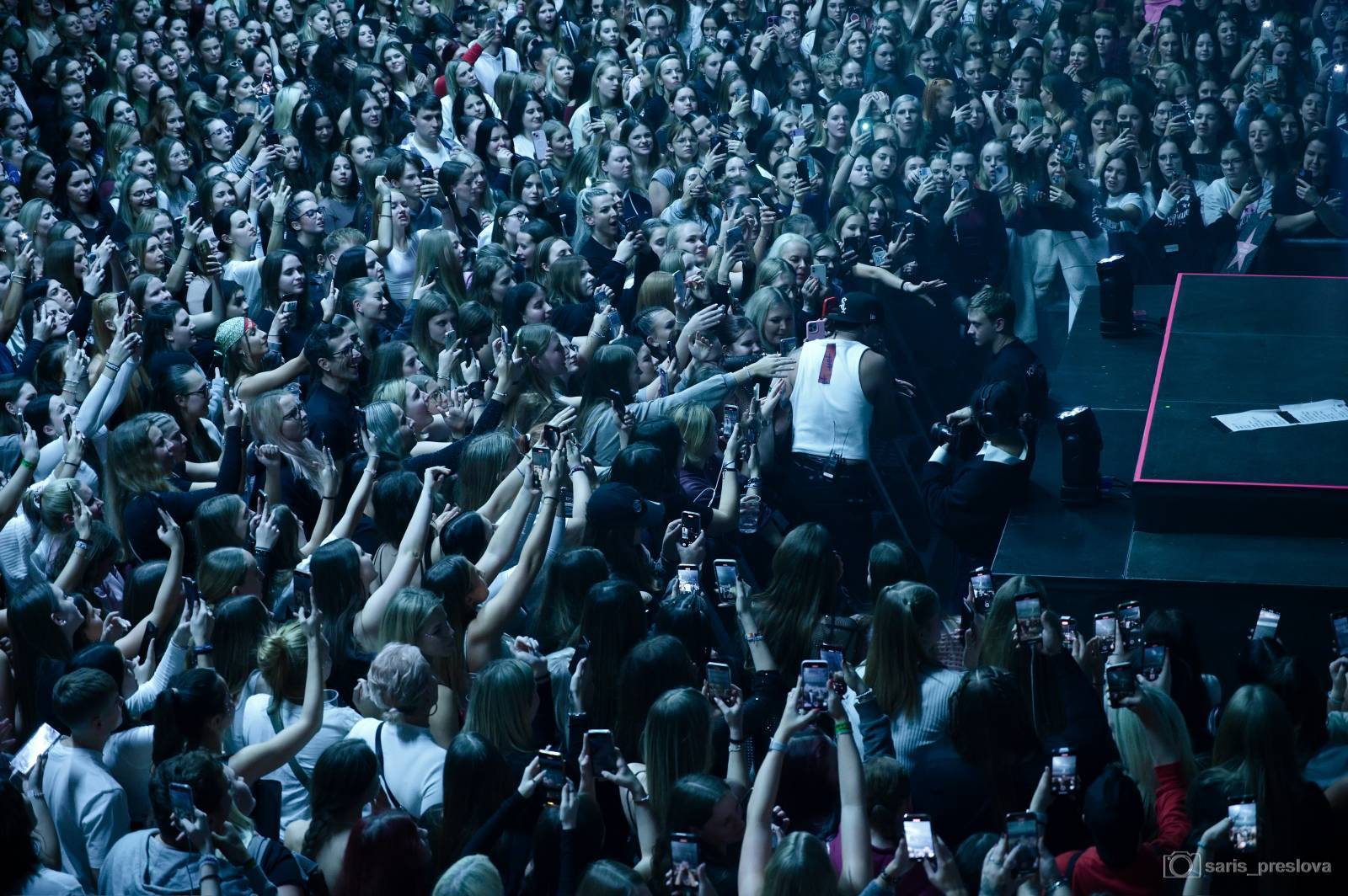 LIVE: Omdlévající fanynky i ohlušující řev. Sofian Medjmedj rozzářil Forum Karlín