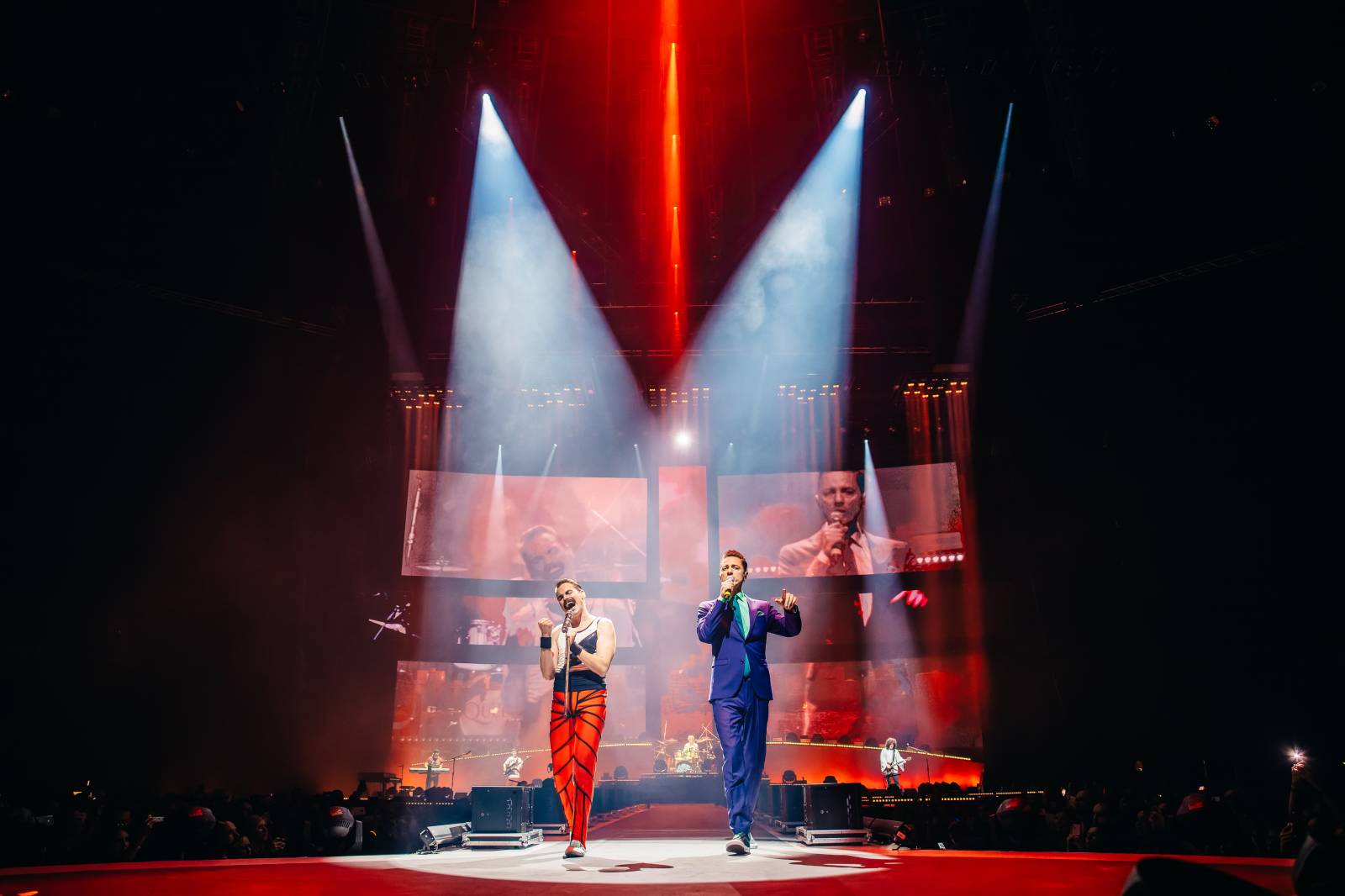 RECENZE: Zahodit, zašlapat, spálit. Queenie o sobě natočili dokument, který jim samotným akorát uškodí