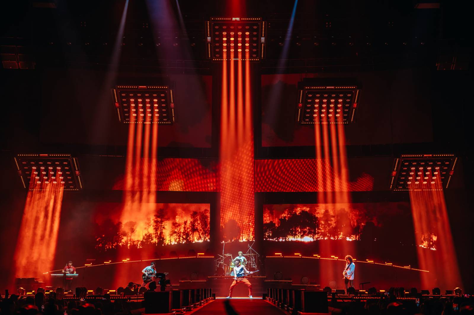 RECENZE: Zahodit, zašlapat, spálit. Queenie o sobě natočili dokument, který jim samotným akorát uškodí